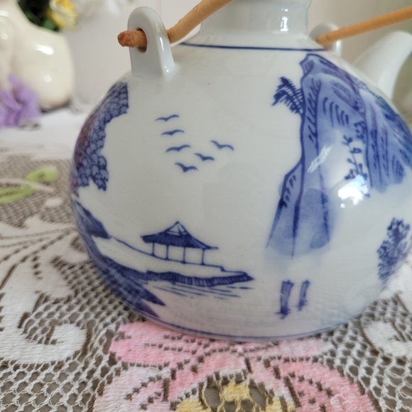 Vintage Blue and White Tea Pot with bamboo Handle Asian Theme - Picture 5 of 13